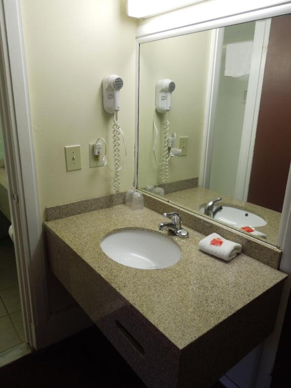 Red Carpet Syracuse Airport Hotel North Syracuse