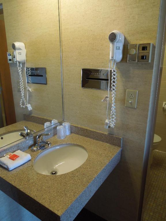 Red Carpet Syracuse Airport Hotel North Syracuse