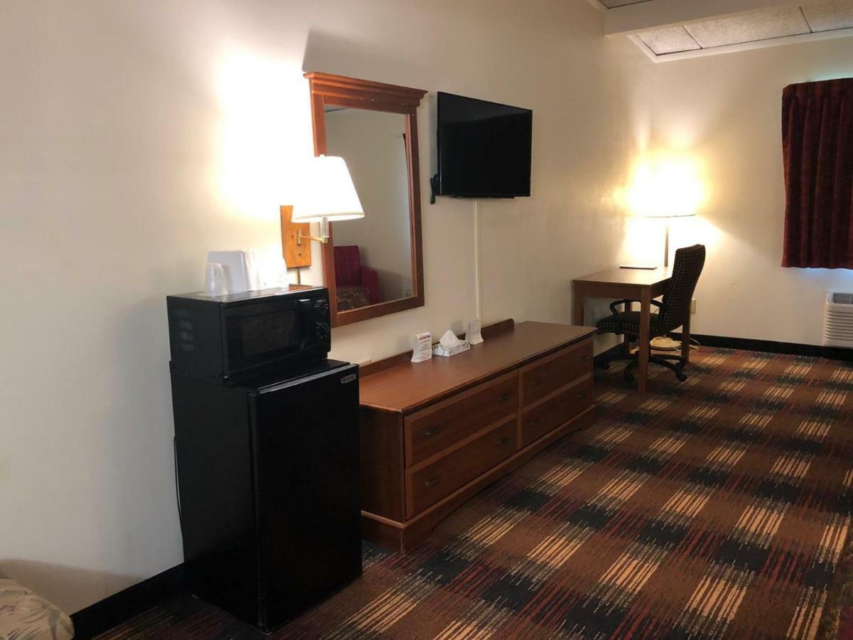 Red Carpet Syracuse Airport Hotel