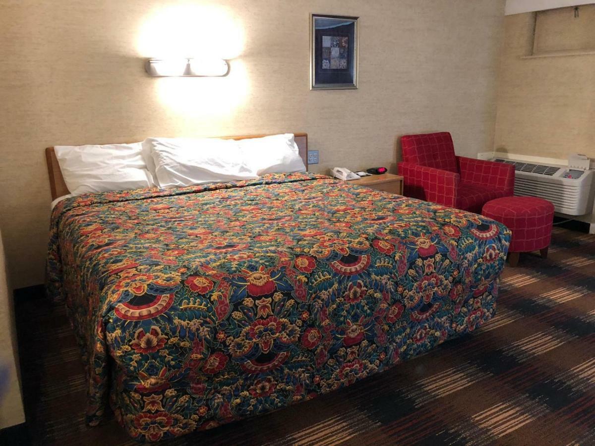 Red Carpet Syracuse Airport Hotel 2*